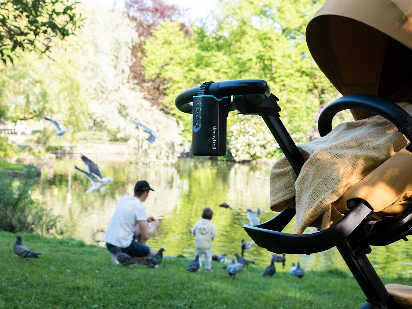 Mann og barn og en barnevogn med en mekanisk anordning