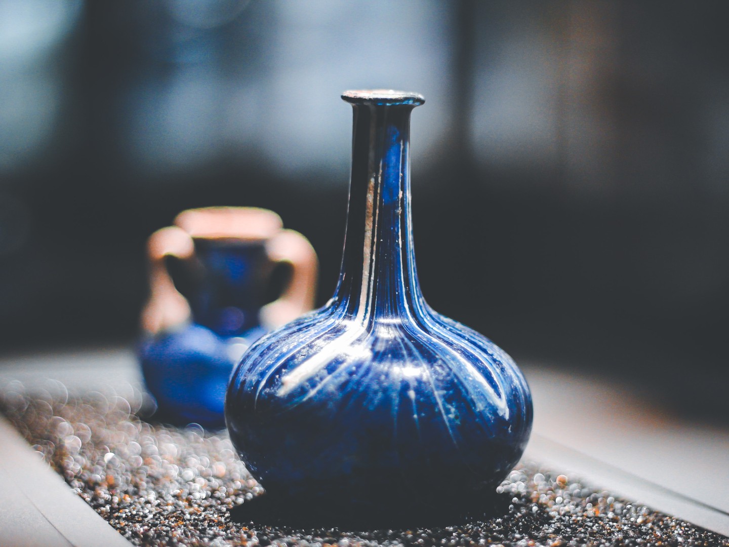 Blå vase som står på et bord