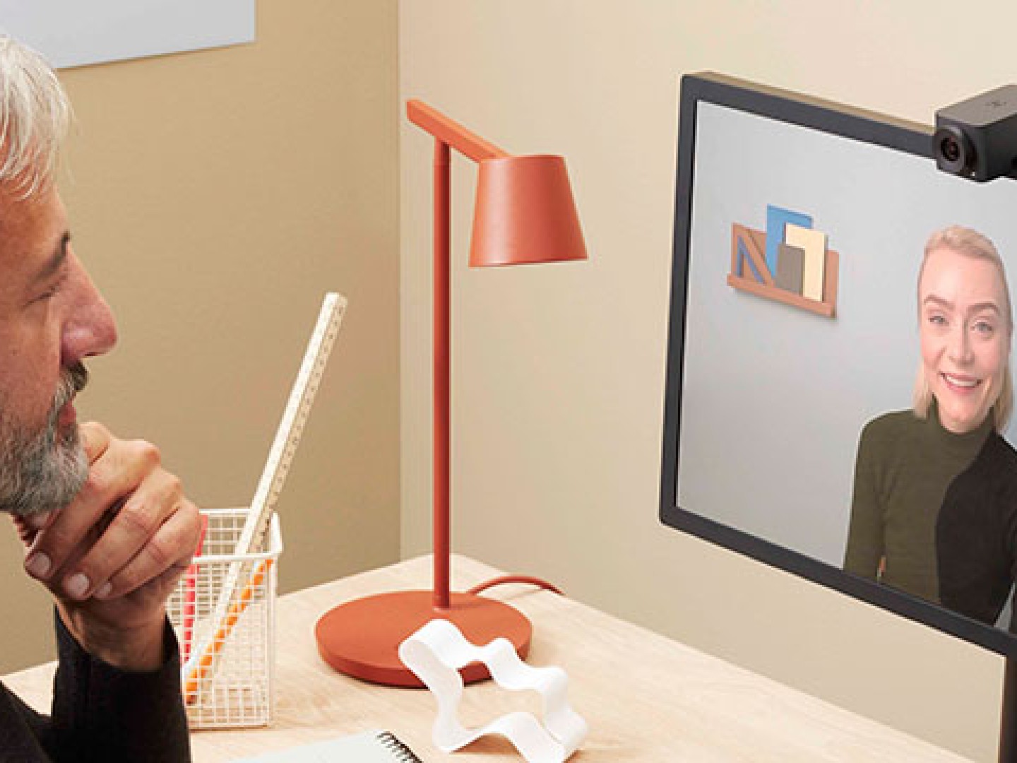 Bilde av mann i samtale med kvinne via PC