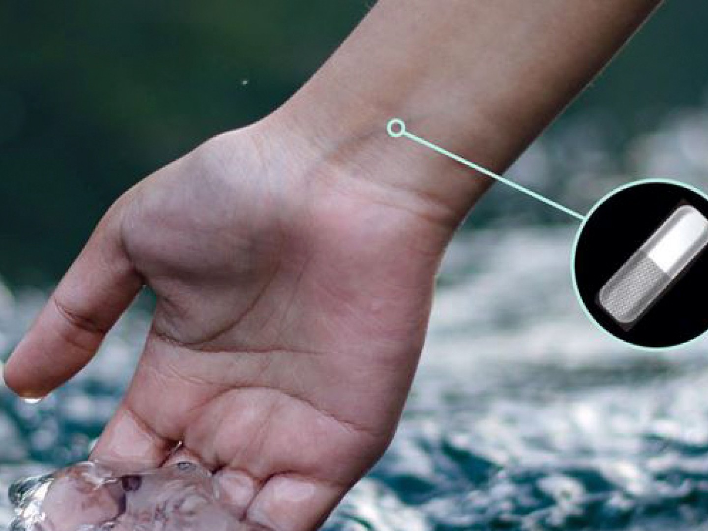 Bilde av en hånd med en plasterlignende sensor