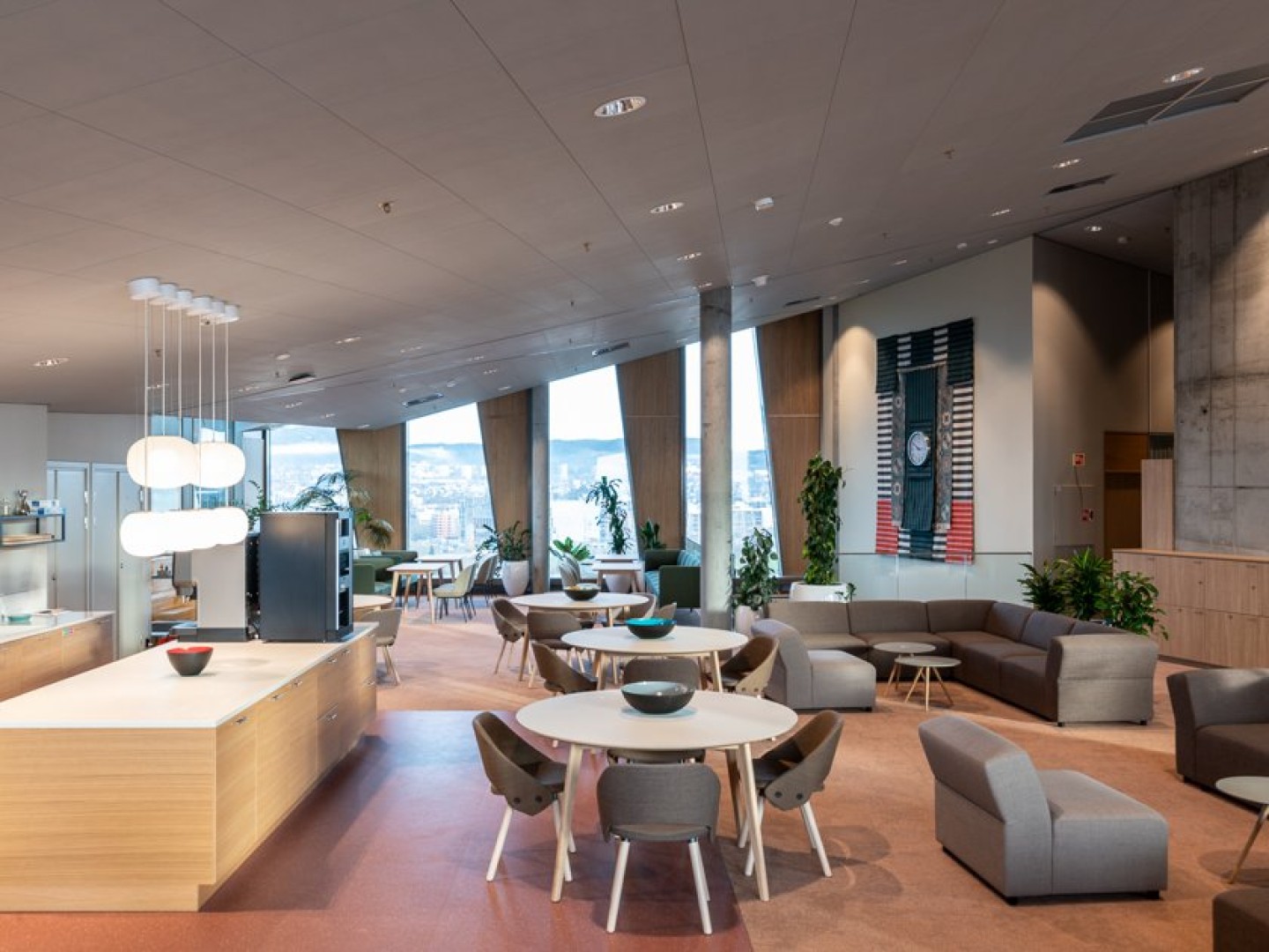 Et stort åpent rom med mange møbler.