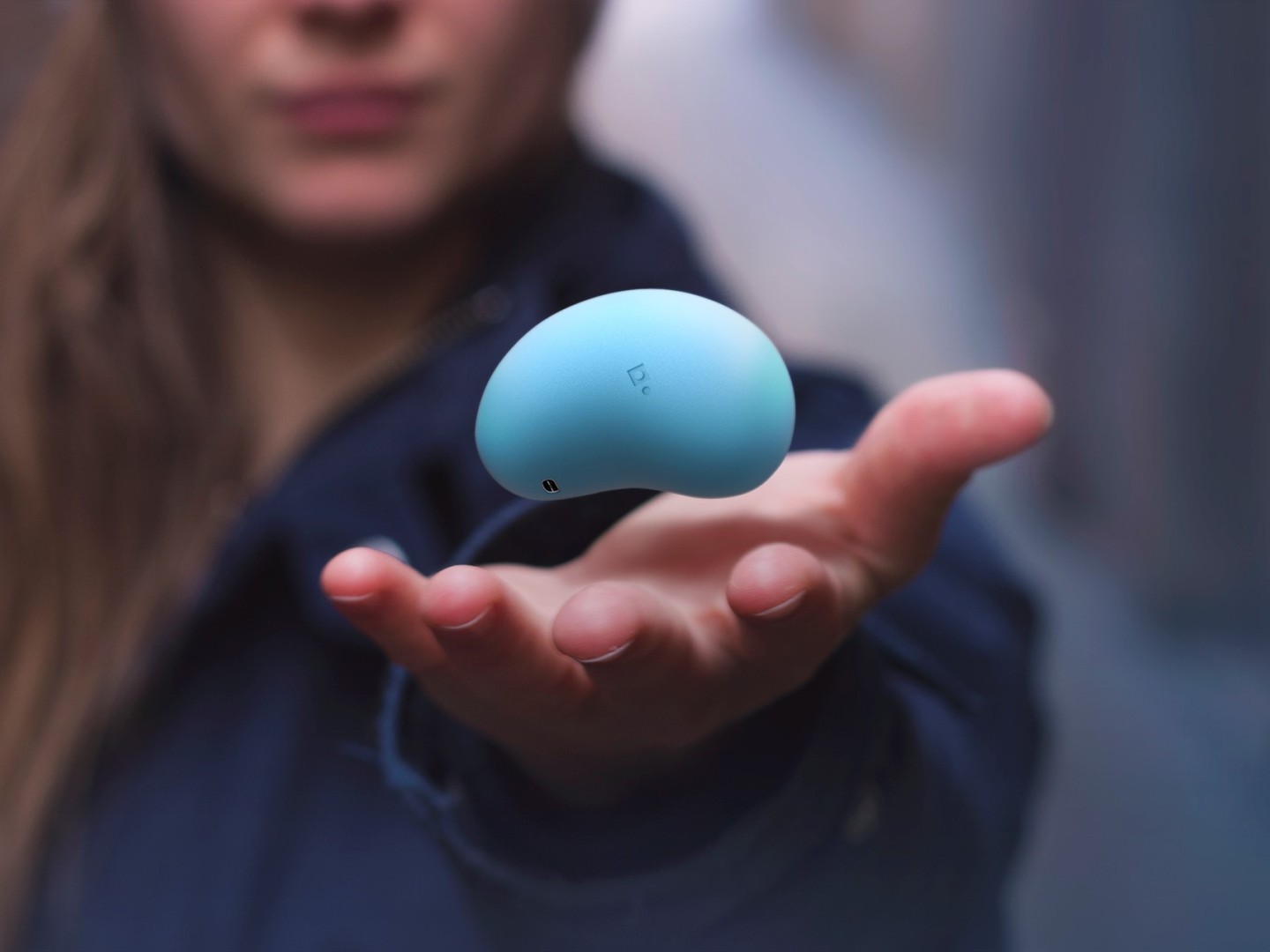 Kvinne som holder en myk ball-lignende gjenstand 