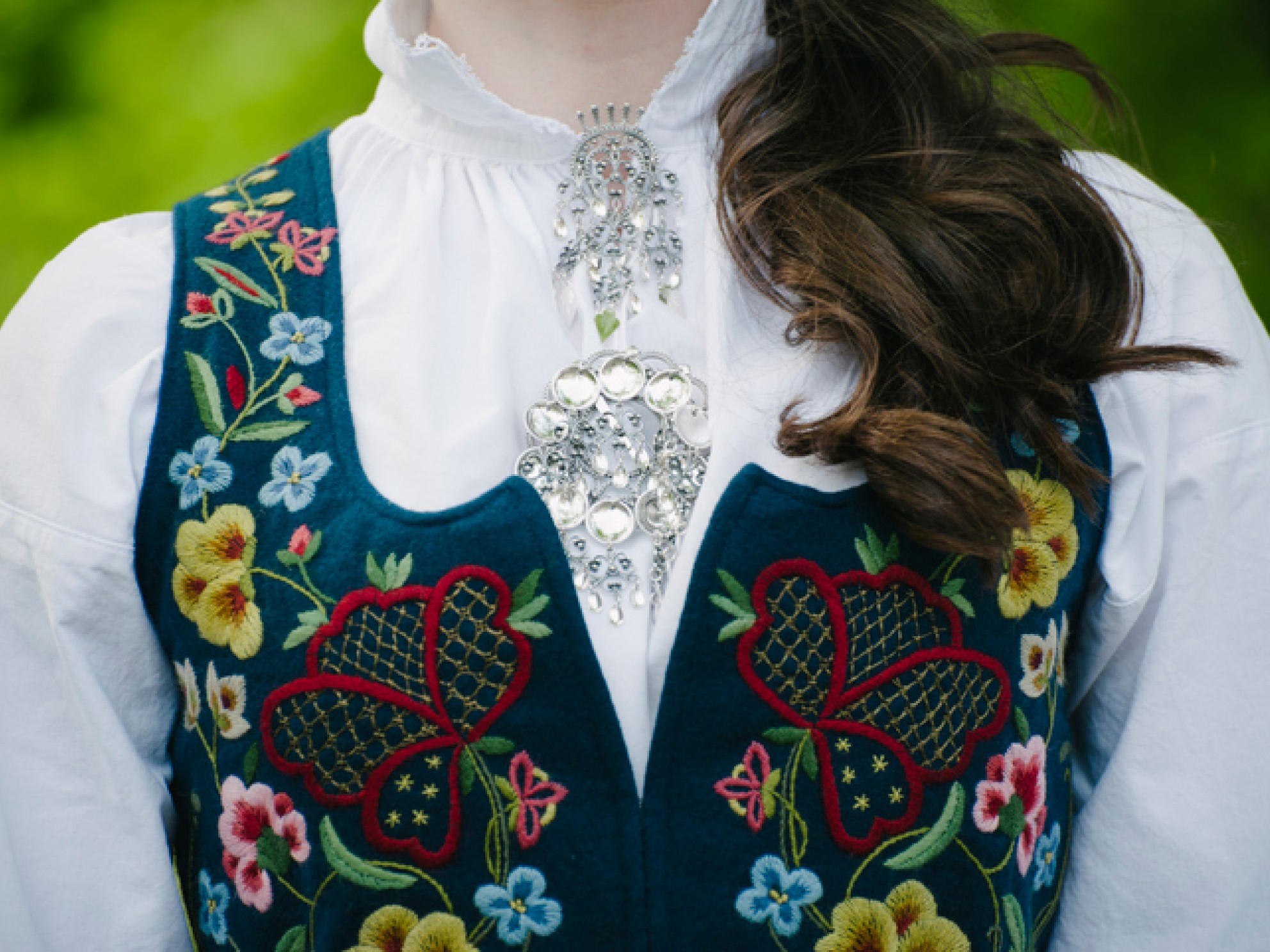 Nærbilde av bunad med bunadssølv