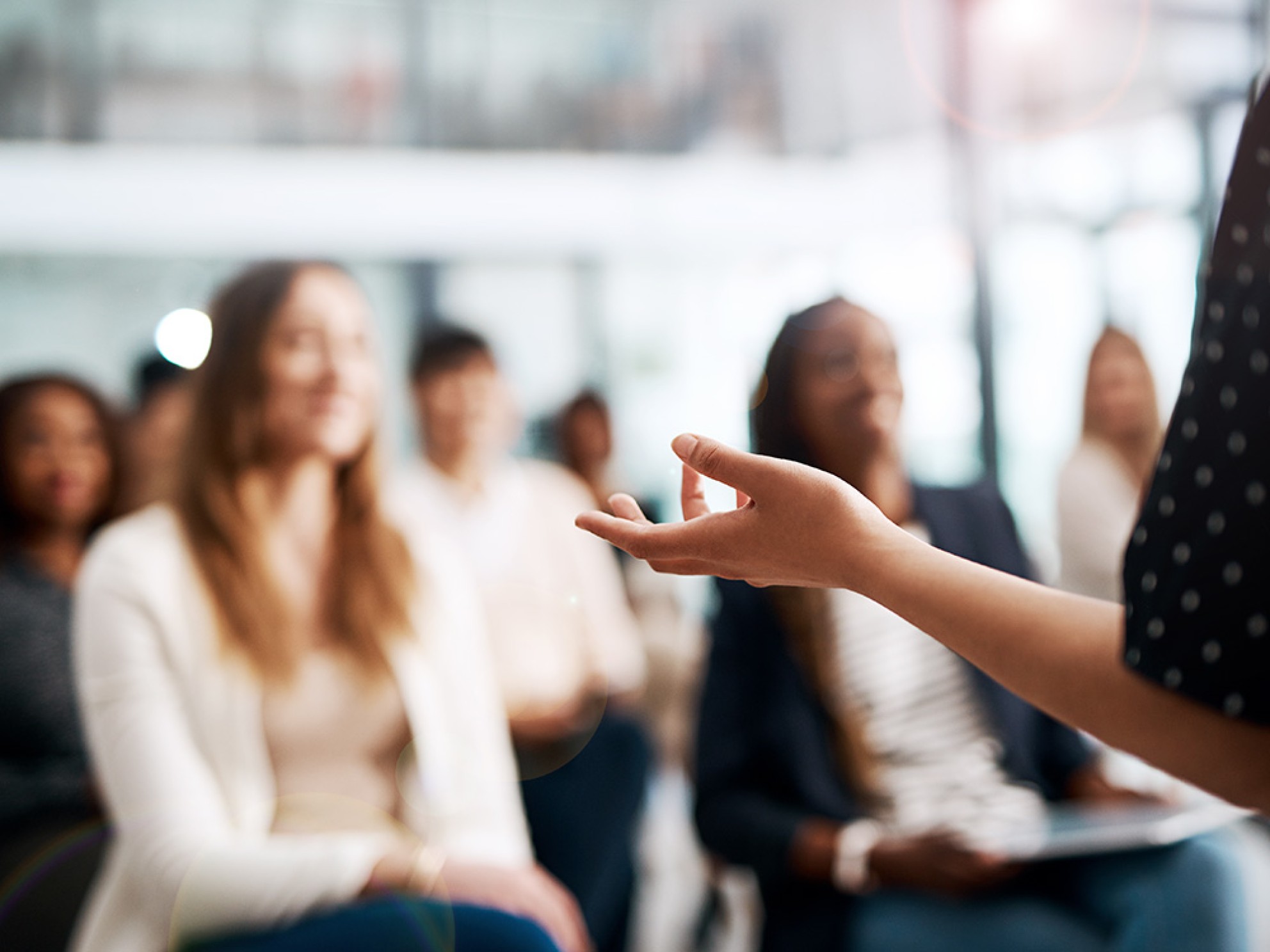 Gruppe-mennesker-hører-på-foredrag