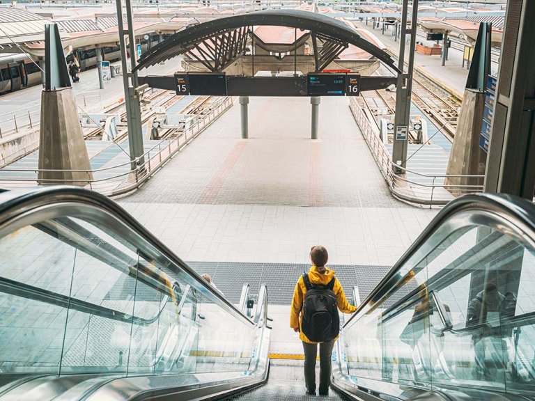 Person going down an escalator at the trainstation in Oslo