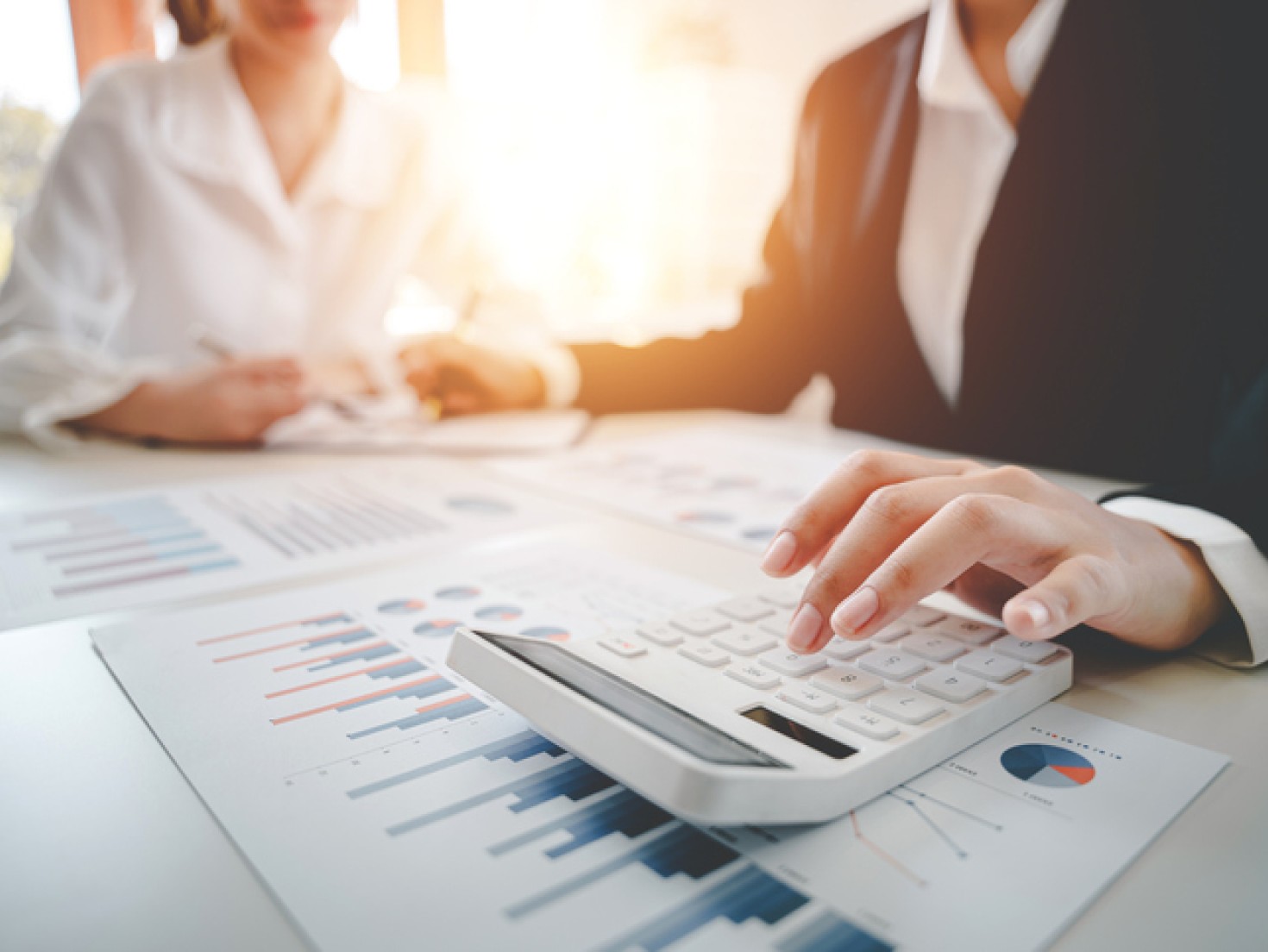 Personer-jobber-med-utregninger