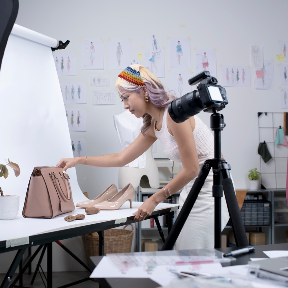 Designer tar bilder av sine produkter for markedsføring