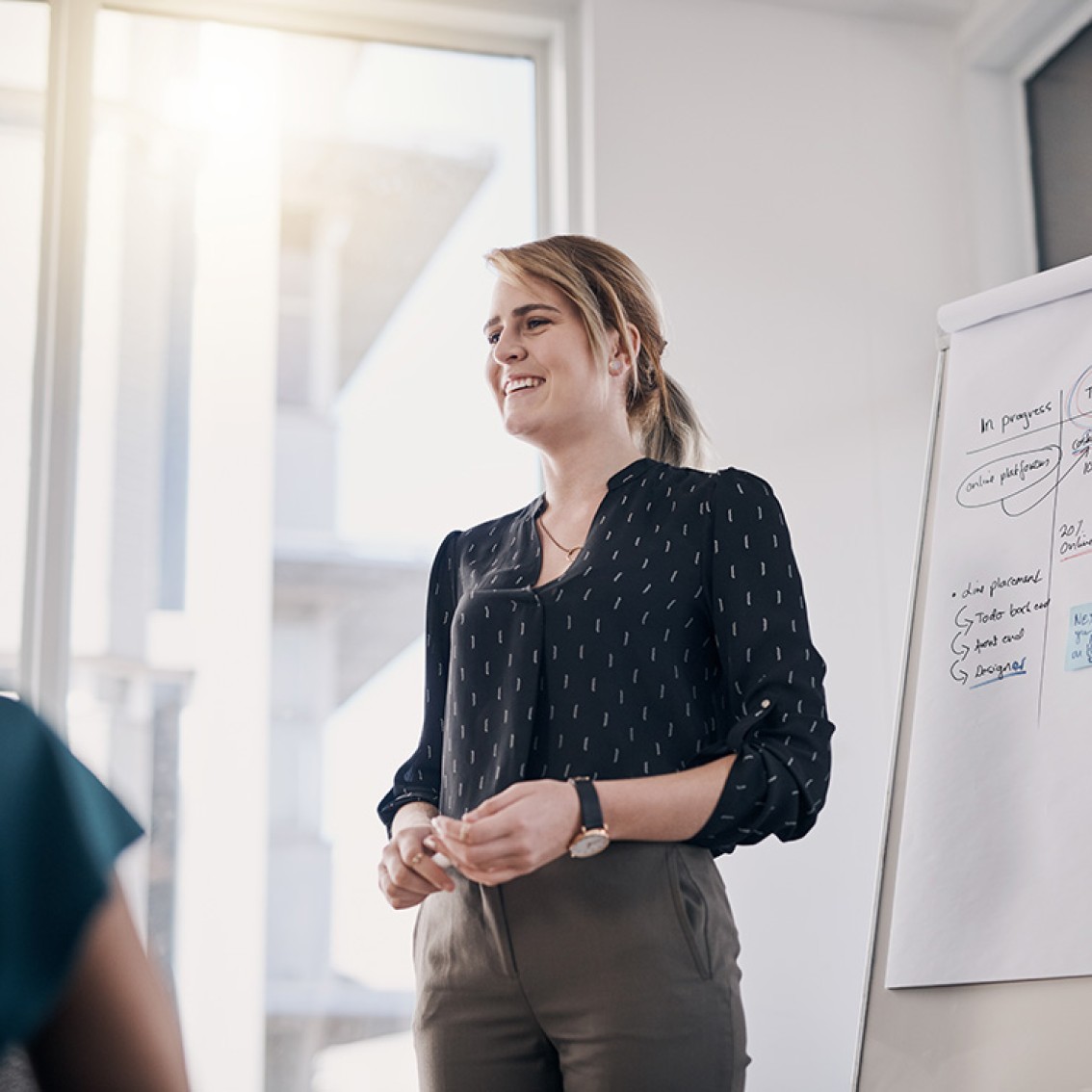 Kvinne-presenterer-forretningside