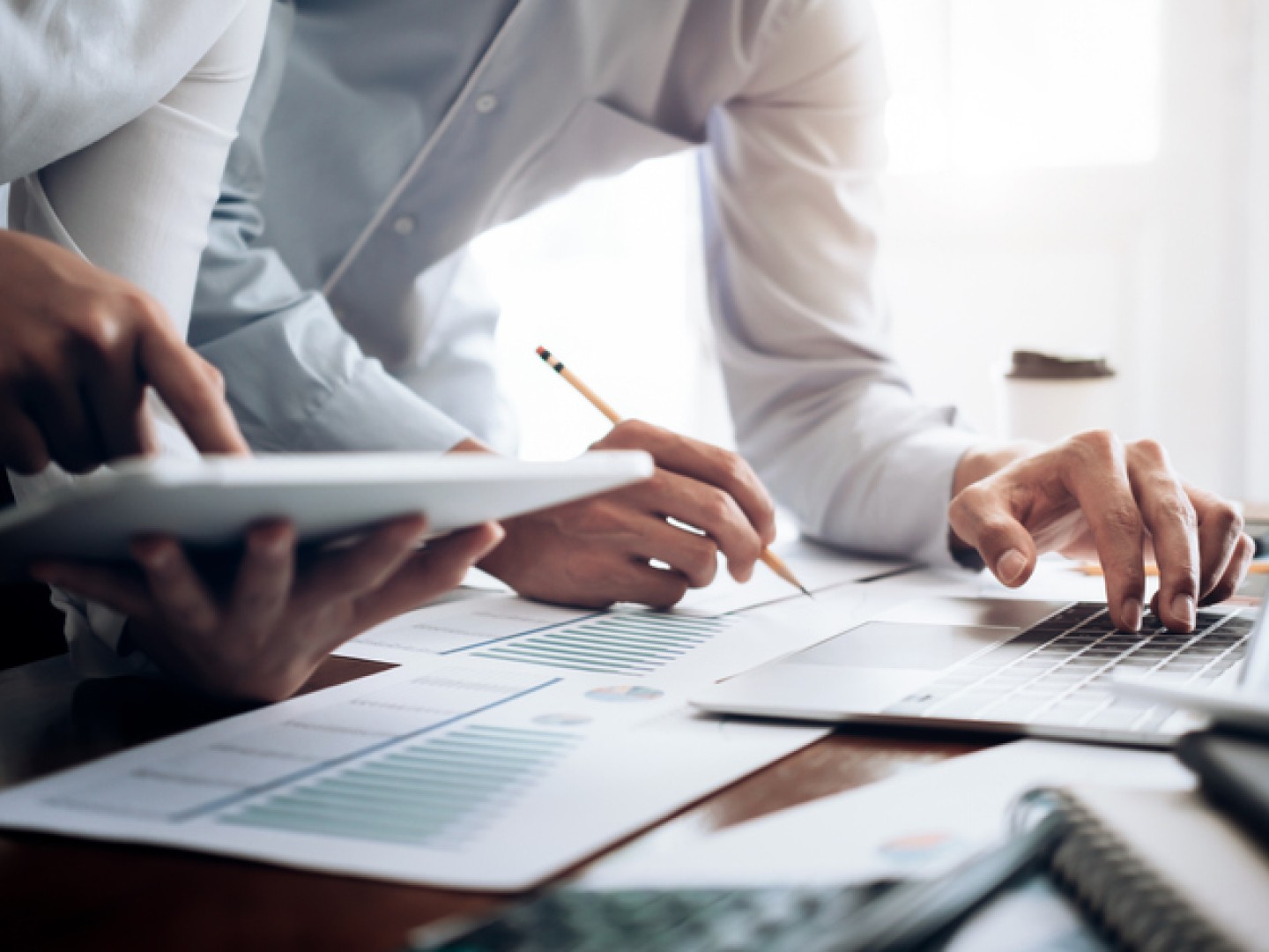 Personer jobber med å legge strategi