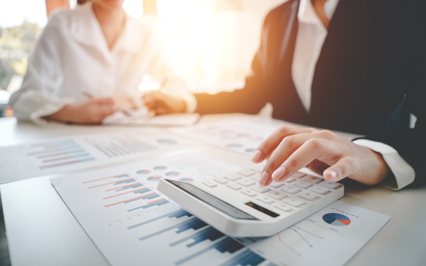 Personer-jobber-med-utregninger