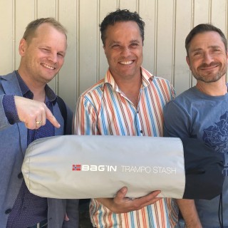 bilde av tre menn med en bag merket Bag'in