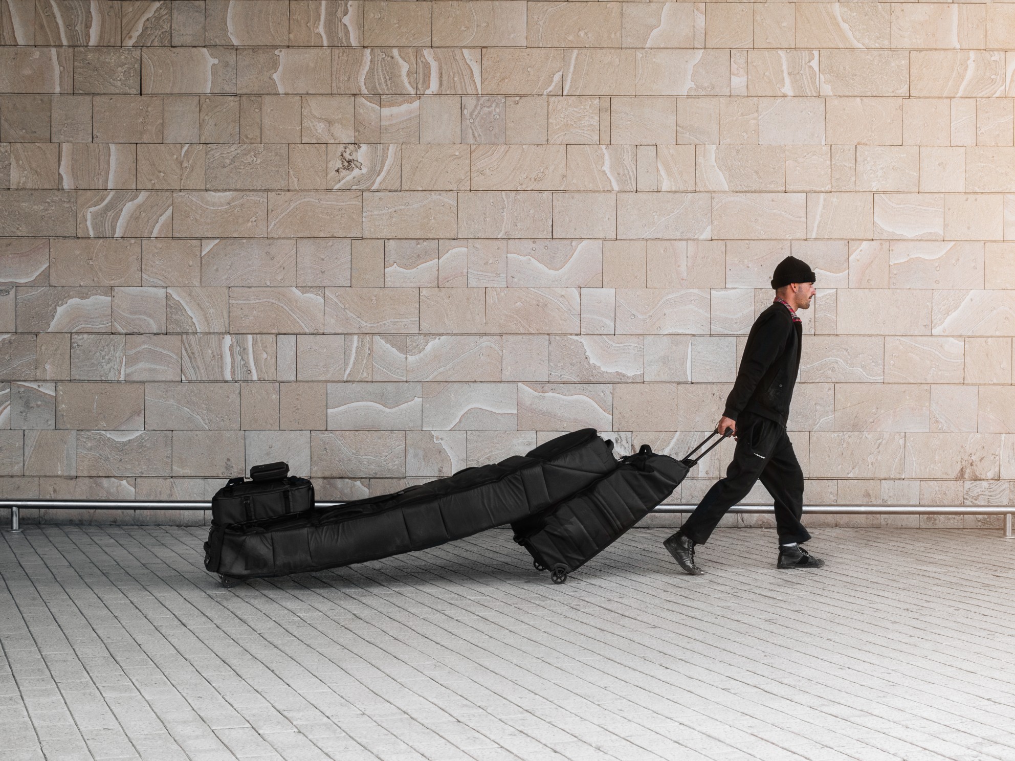 Mann som drar på ulike bager på hjul