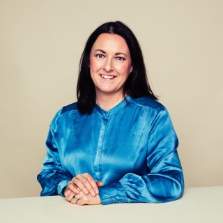 Nærbilde av kvinne i blå bluse