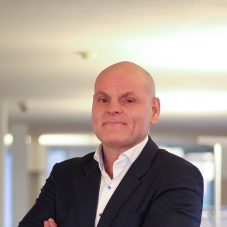 Bilde av mann i dress