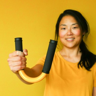 Bilde av kvinne som holder en U-formet bøyle