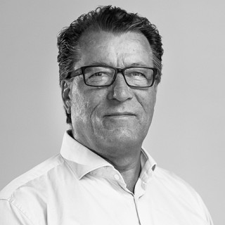 Nærbilde av mann med briller, sort-hvitt