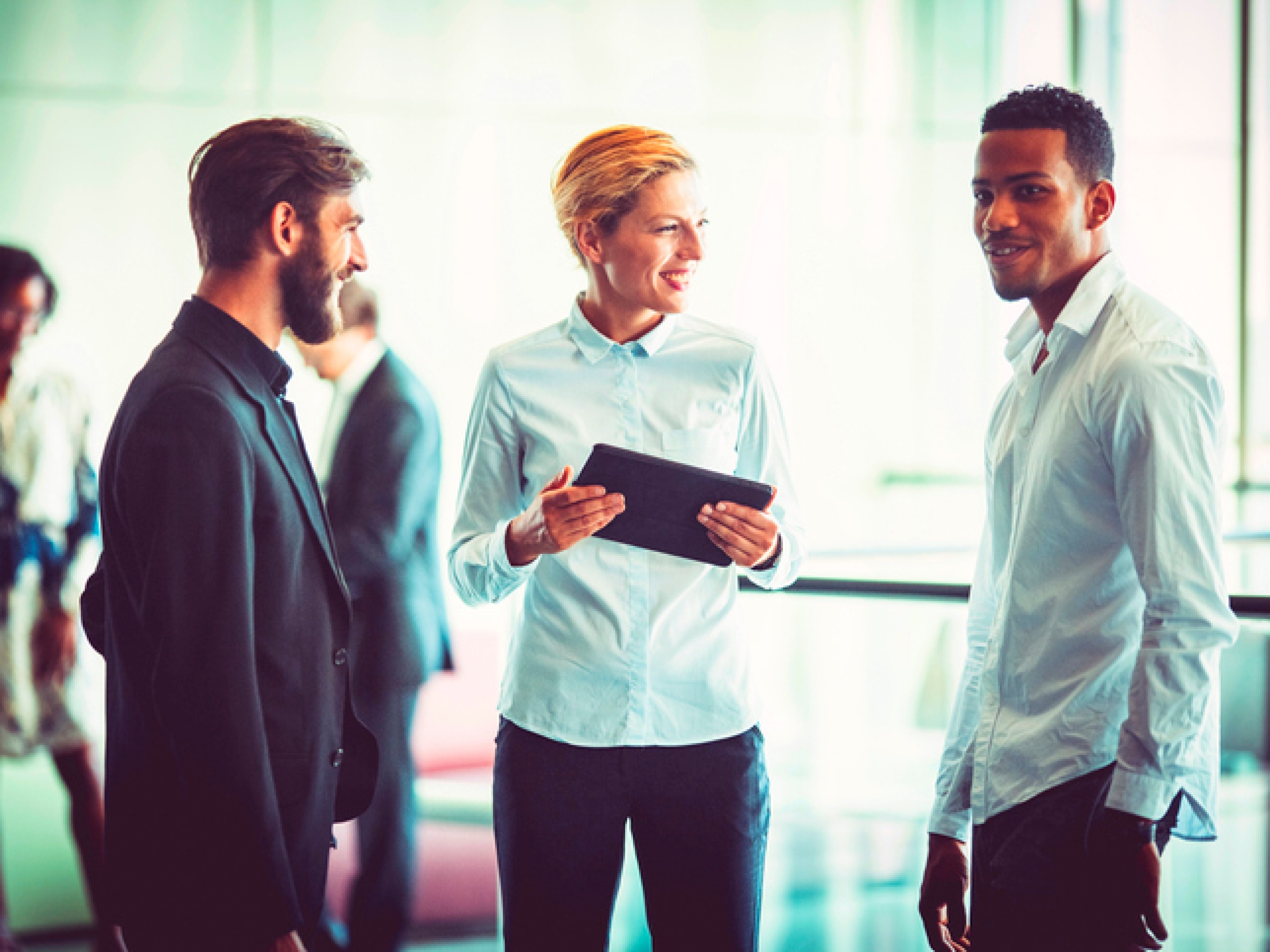 Tre personer i hyggelig prat med hverandre. 