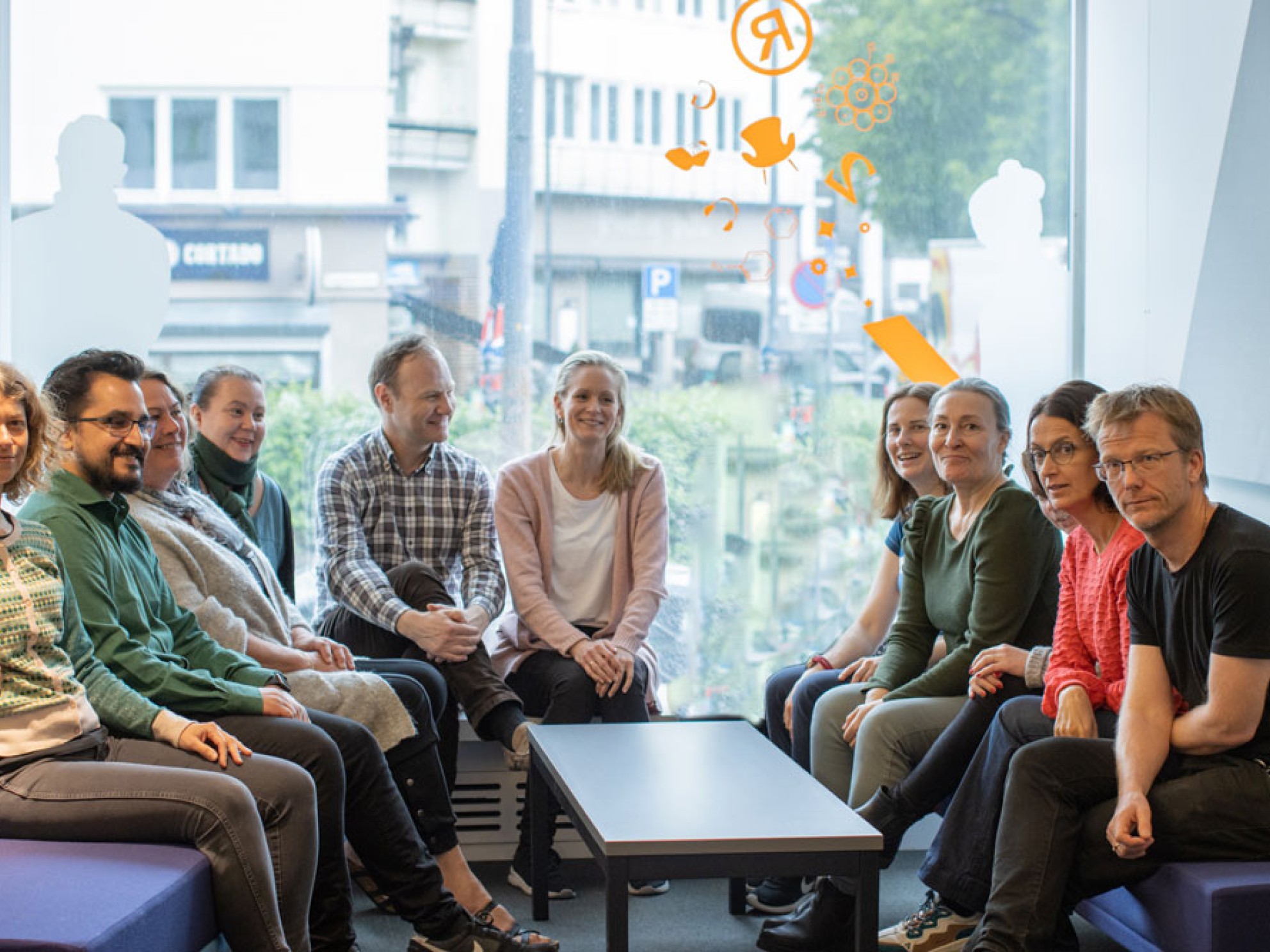 De ansatte ved Patentstyrets kundesenter sitter samlet rundt et bord