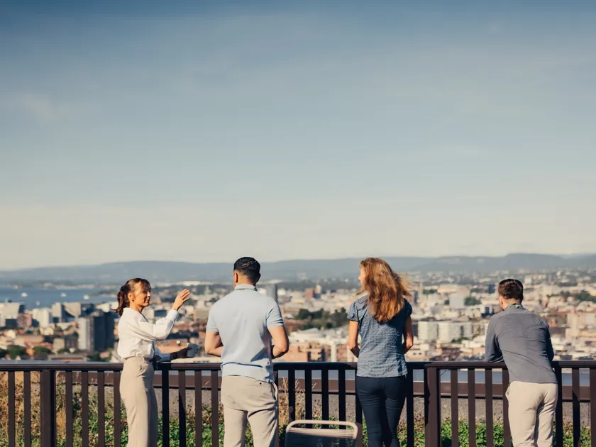 Ansatte-ser-paa-utsikt-fra-Patentstyret