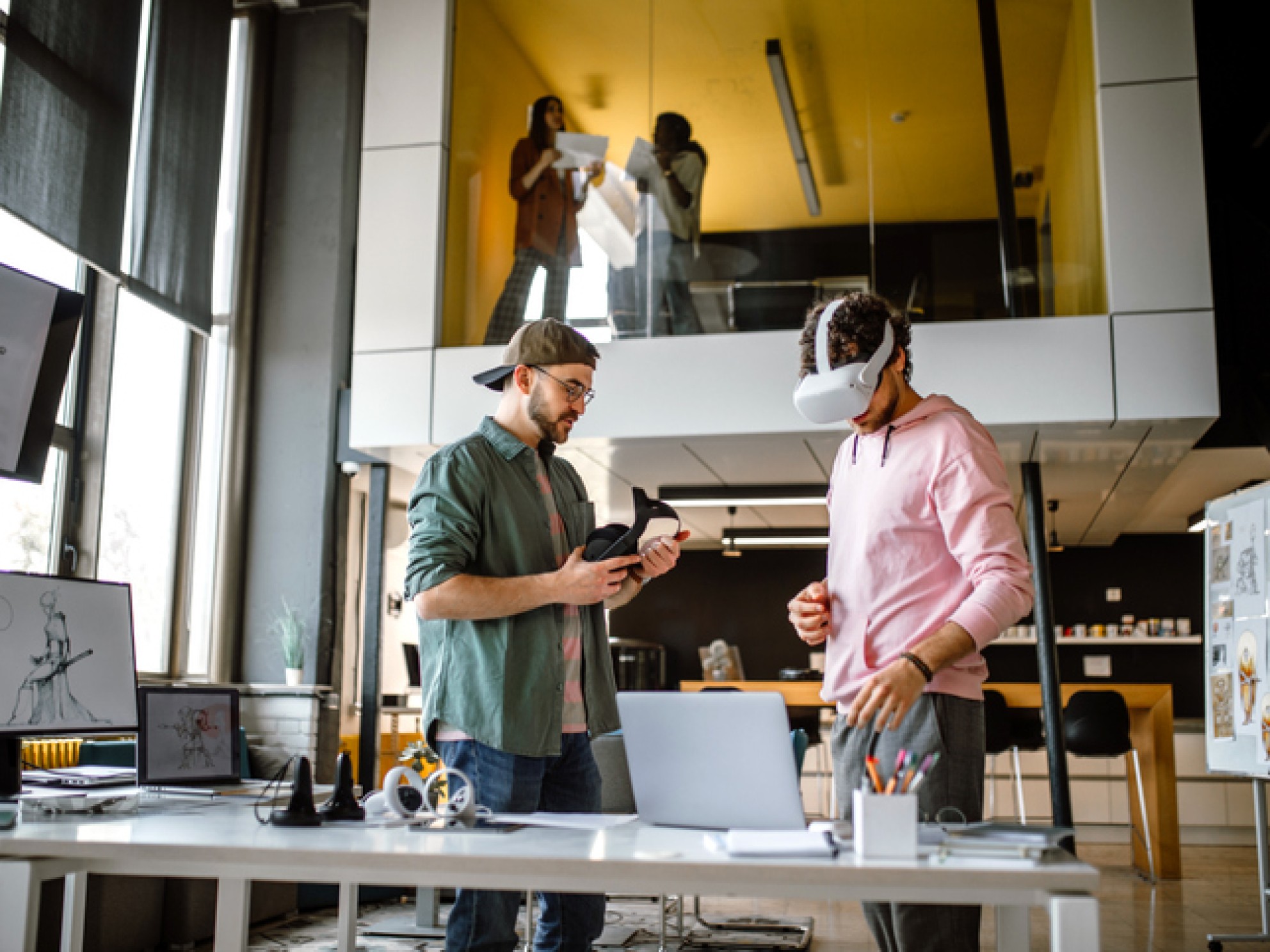 Personer tester ut AR-briller