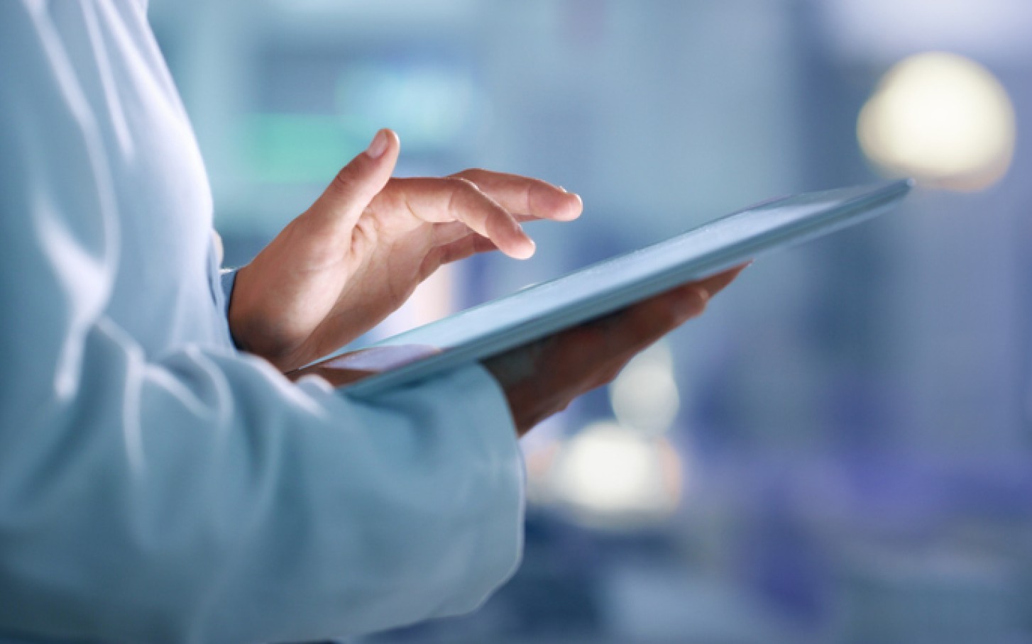 Person-sjekker-nettbrett