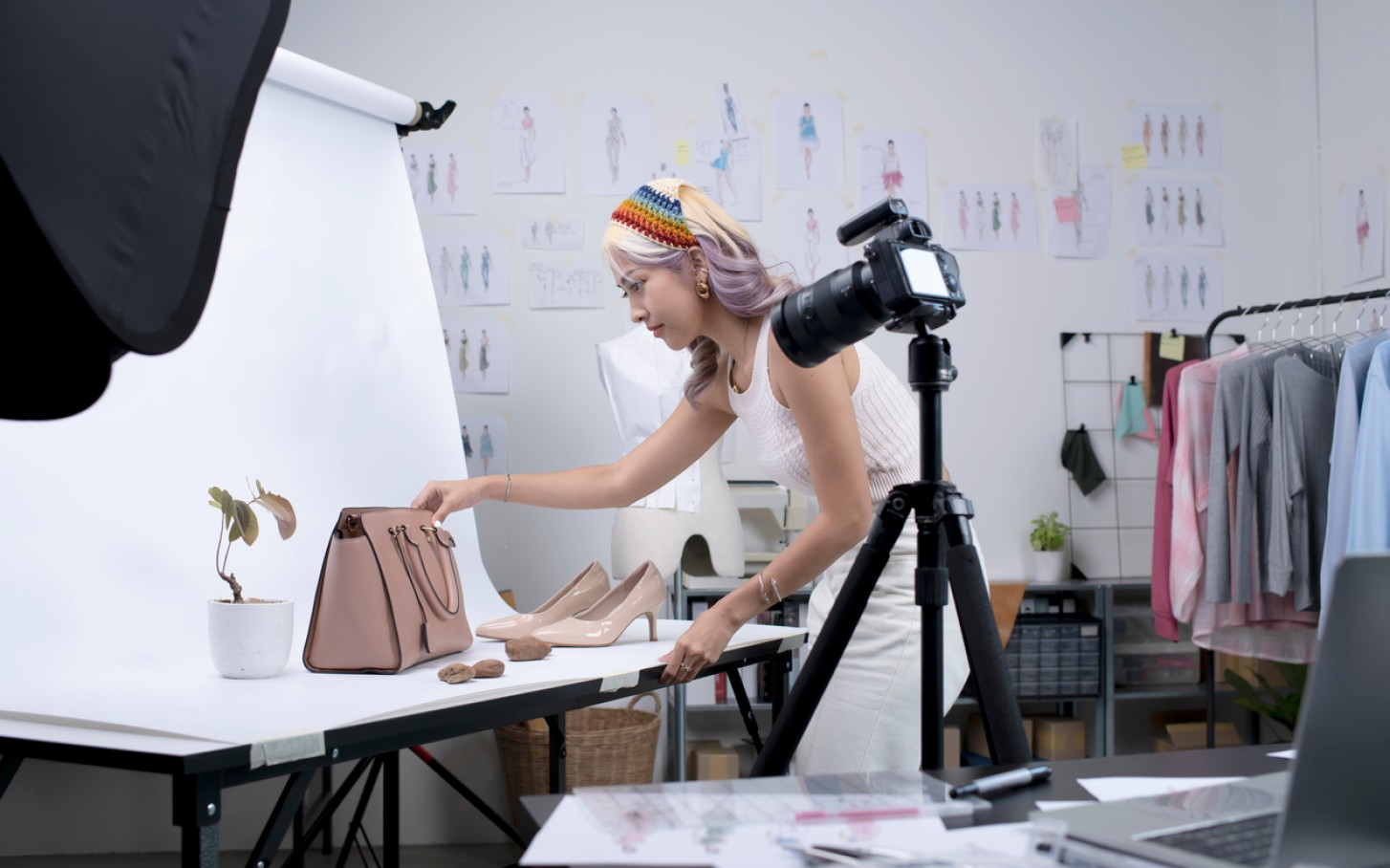 Designer tar bilder av sine produkter for markedsføring