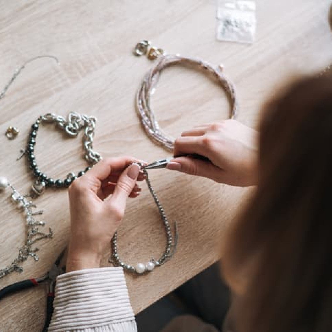 Person-produserer-smykker