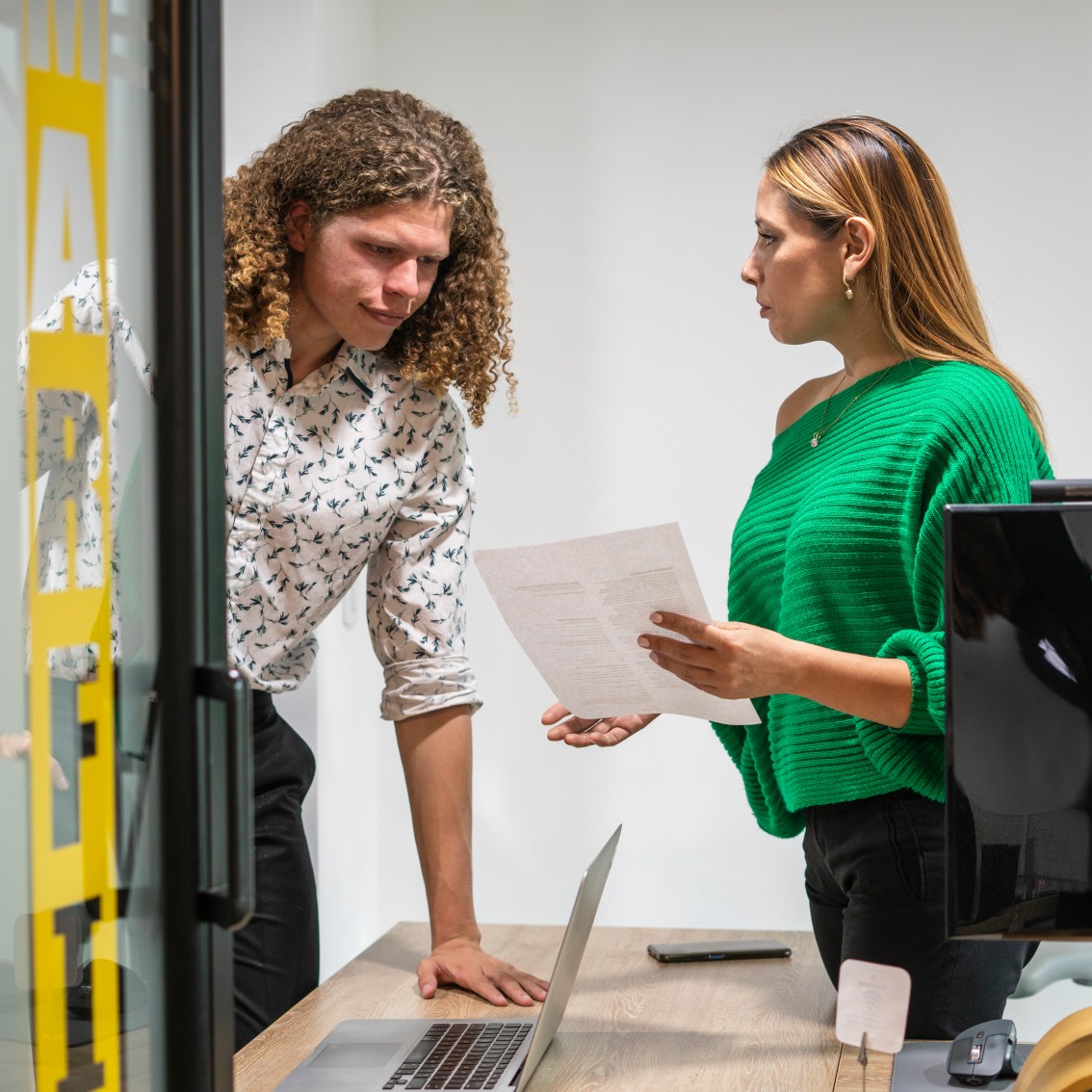 To personer i privat samtale om en avtale