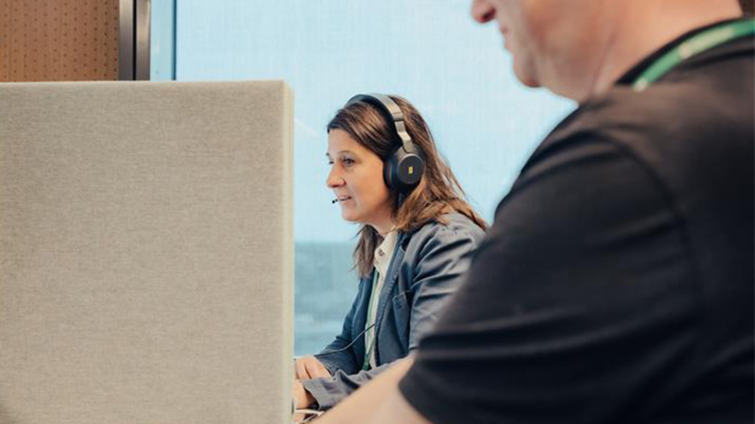 To av Patentstyrets kundeveiledere snakker med kunder via hodetelefon.