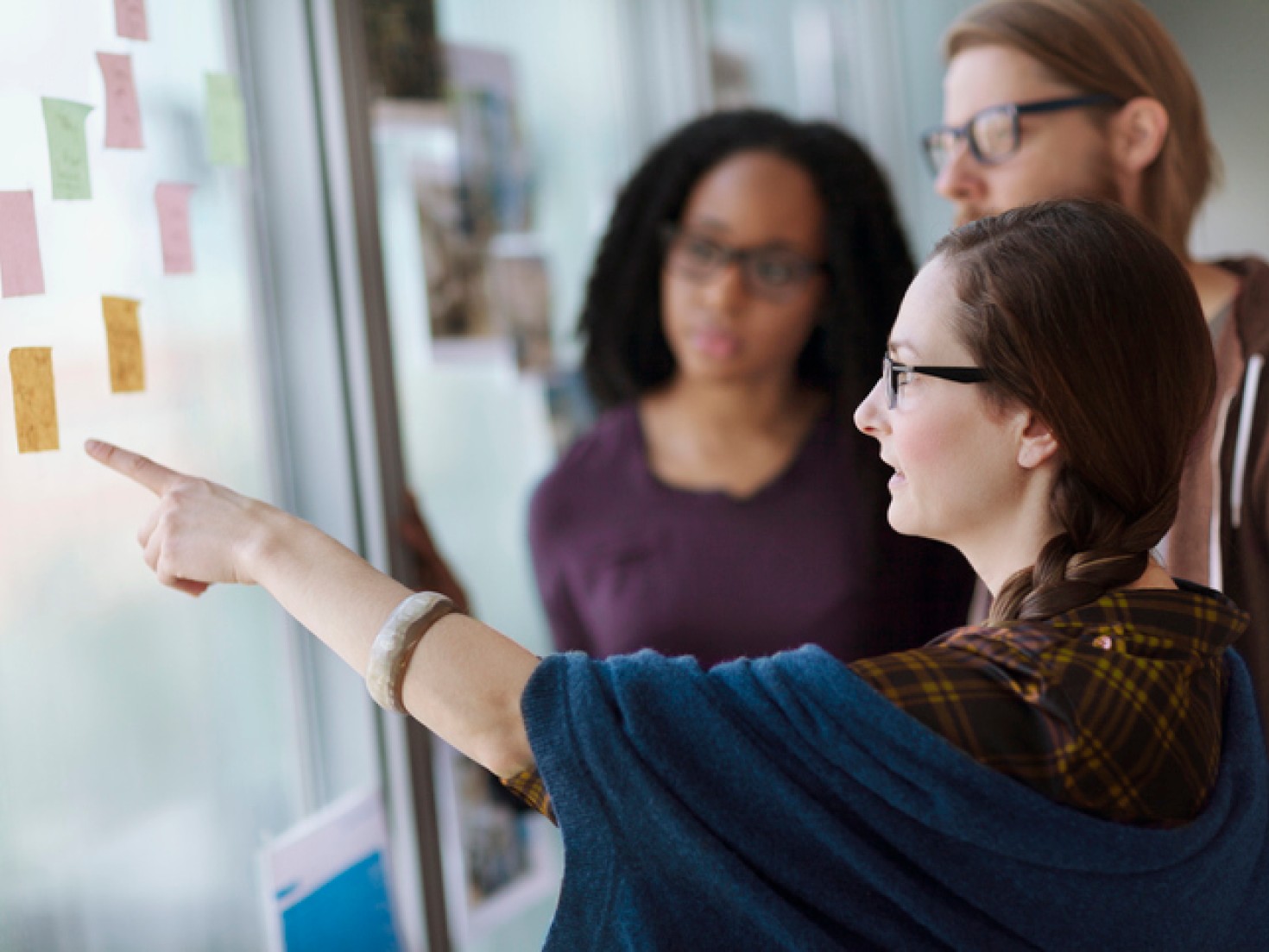 Gruppe-mennesker-diskuterer-rundt-post-it-lapper