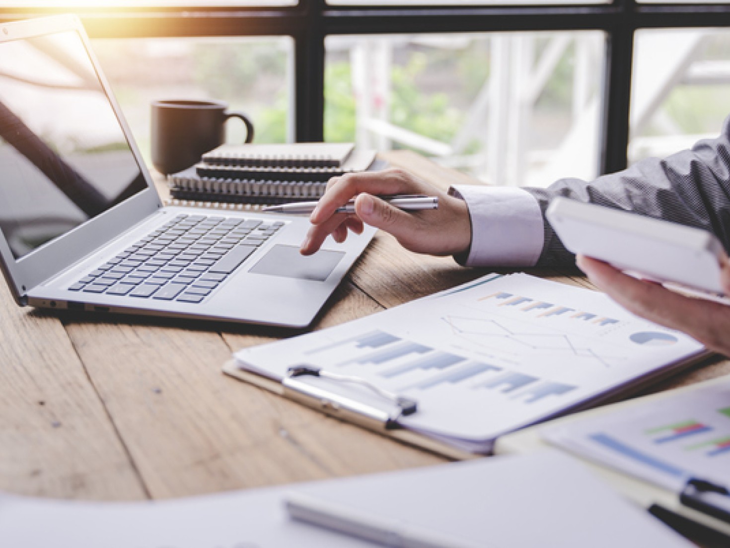 Person-jobber-pa-laptop