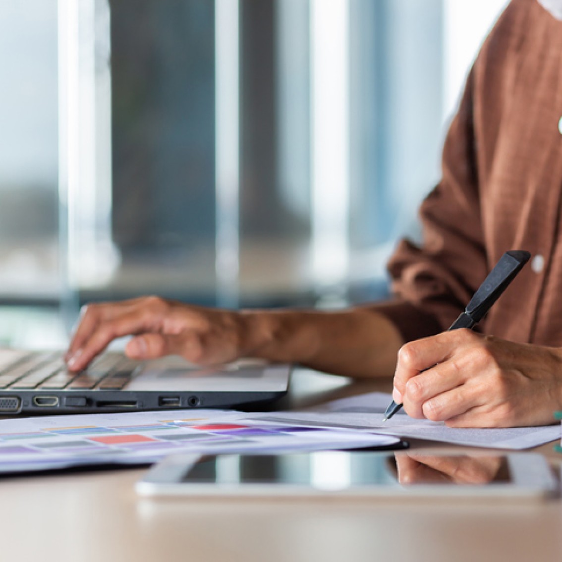 Nærbilde-av-person-som-jobber-på-laptop