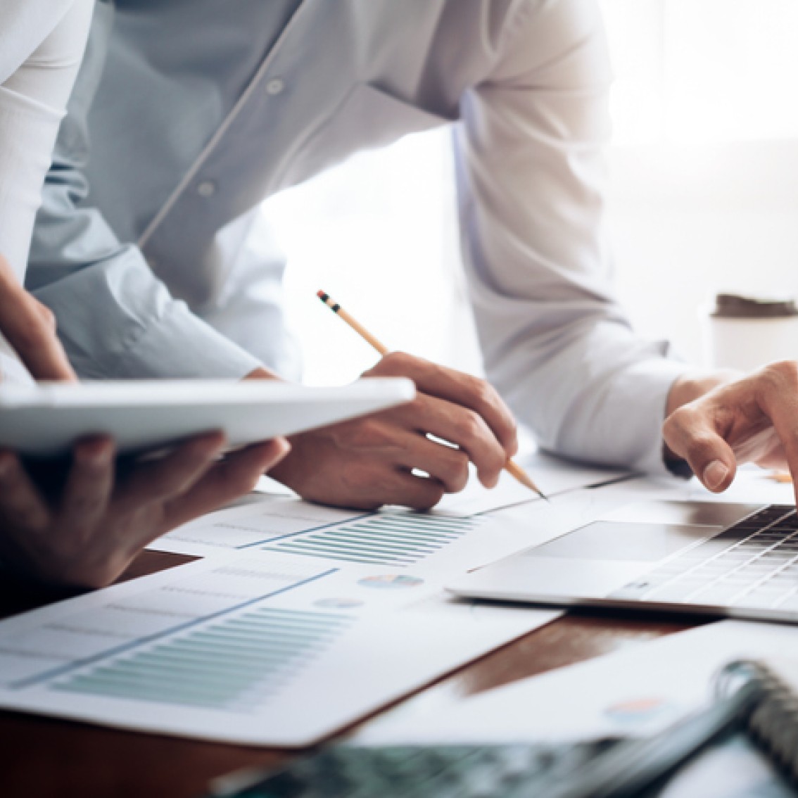 Personer jobber med å legge strategi