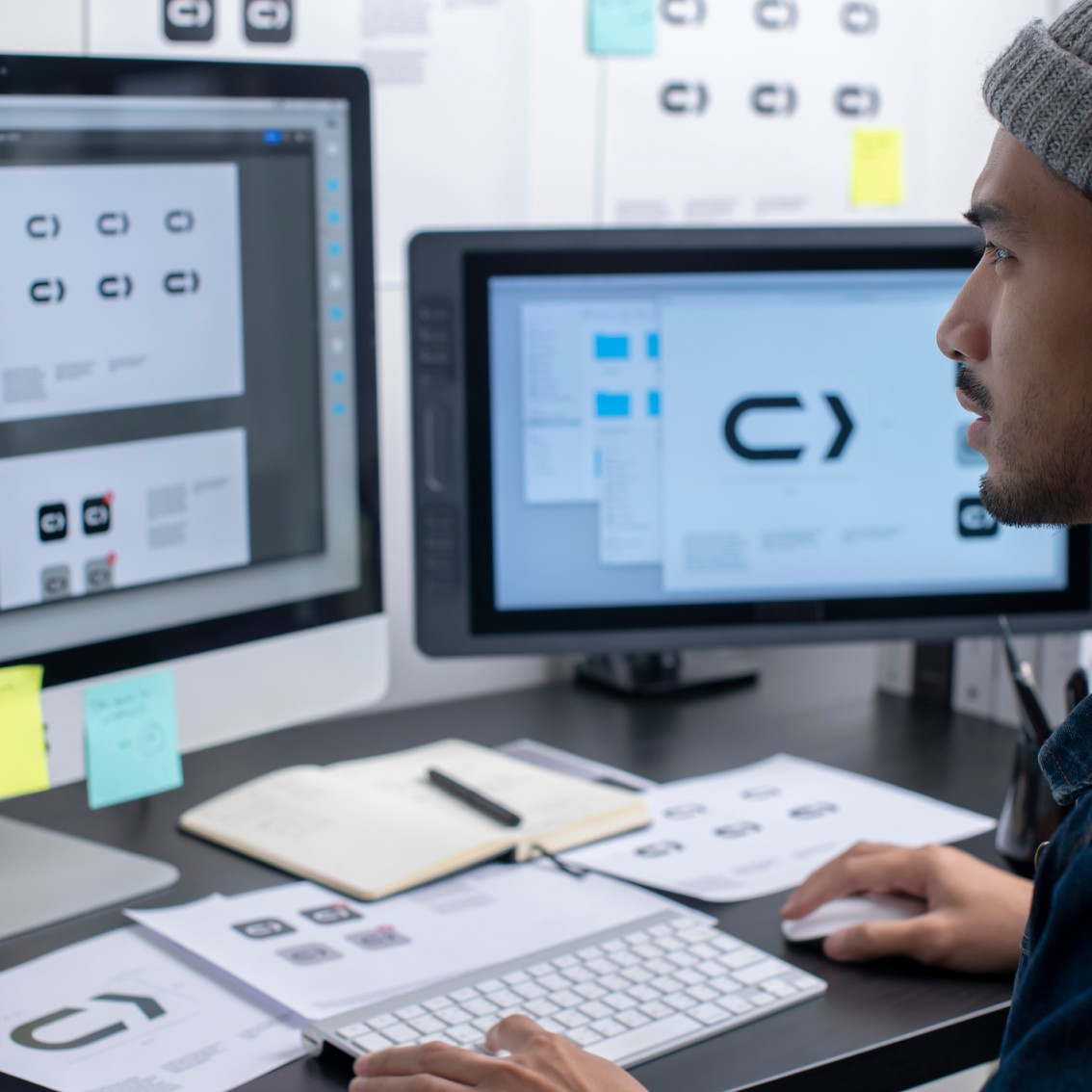 Designer lager utkast til logo på datamaskinen sin