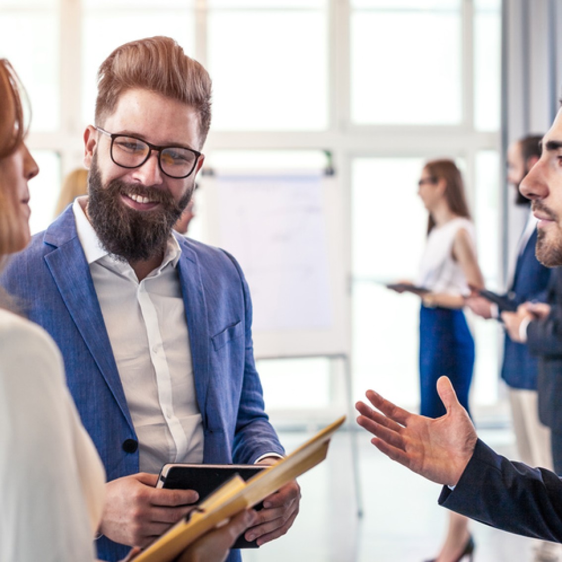 Gruppe-mennesker-prater