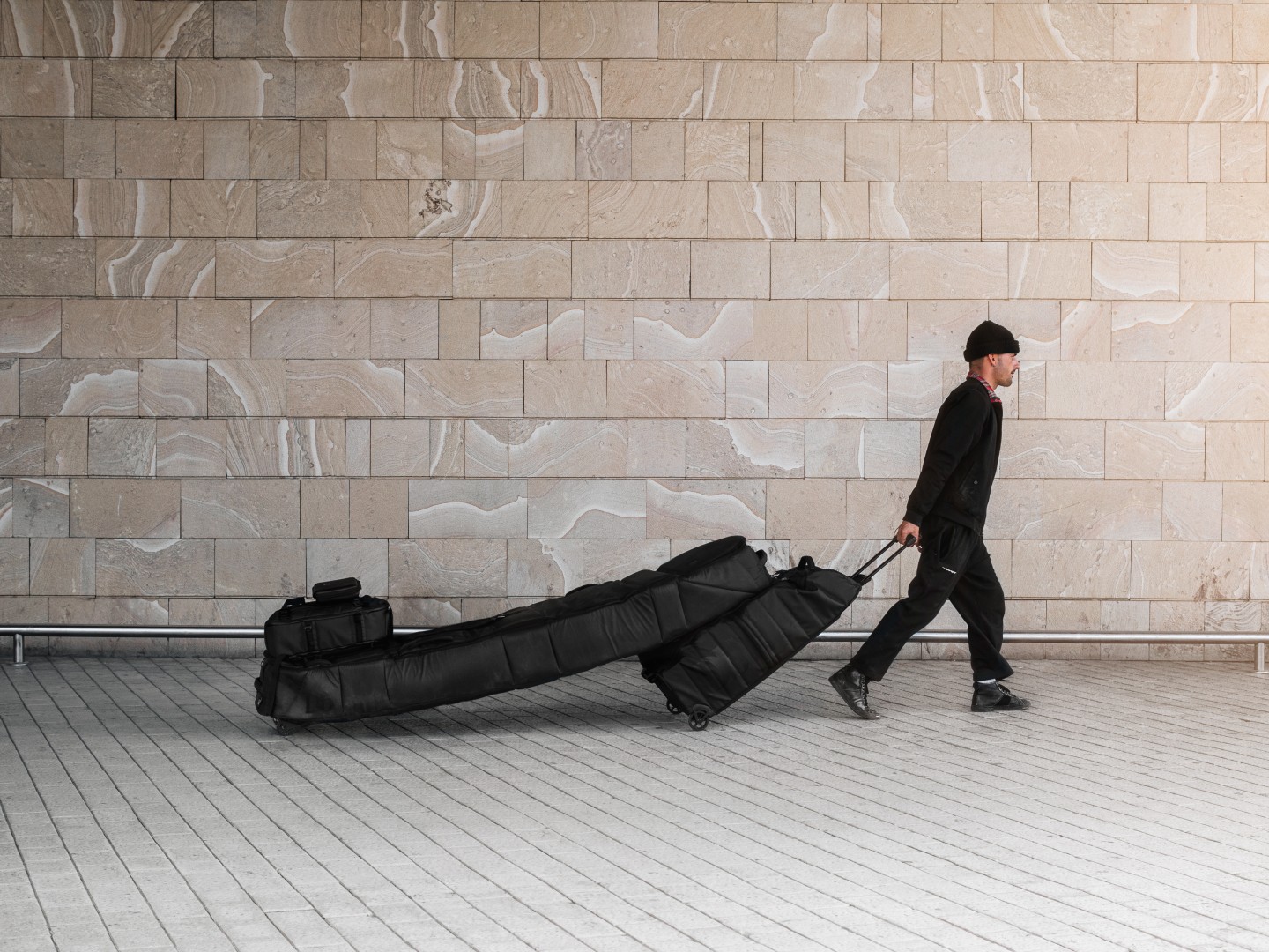 Mann som drar på ulike bager på hjul